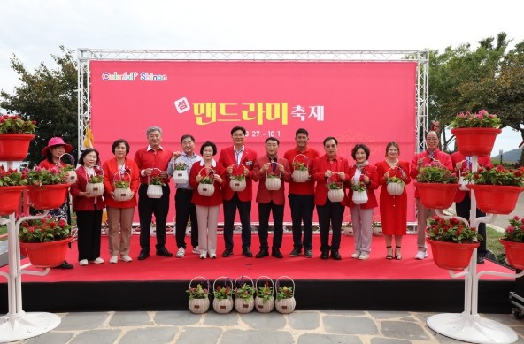 신안군, ‘2025 섬 맨드라미 축제’ 막 내려.."다채로운 맨드라미꽃과 병풍도의 절경, 가을의 낭만 선사"