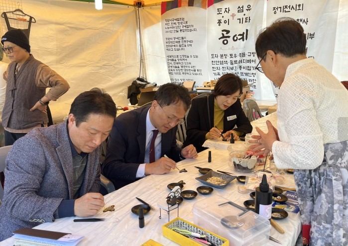 창원특례시 경제일자리국장, ‘국화 담은 굿즈 만들기’ 공예 체험부스 방문
