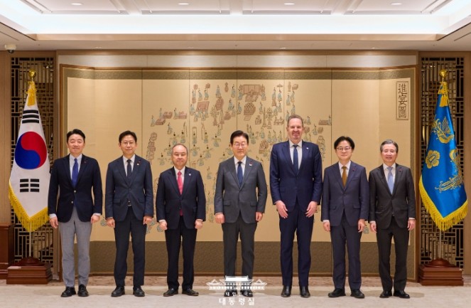 이 대통령, 손정의 회장 접견…&qu...