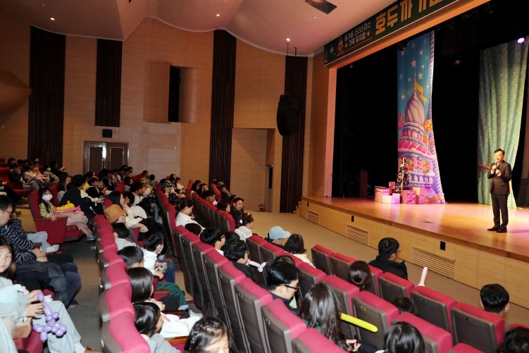 연말의 설렘, 가족의 웃음으로 가득 ...