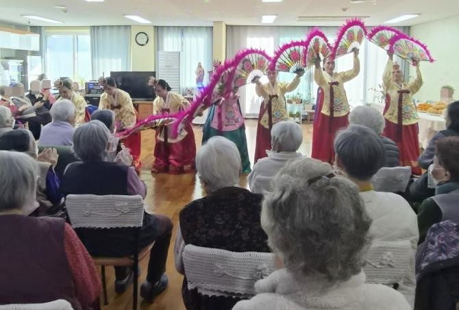 수원시 장안구 정자3동 주민자치회, 아녜스의 집 찾아 재능기부 공연 펼쳐