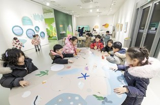 용인문화재단, 어린이 체험 전시 '미술관의 동물원 – 종이의 발견' 성료